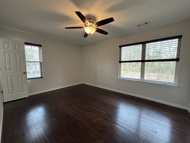 Building Photo - 117 Alma Dr