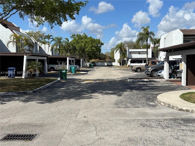 Building Photo - 6512 Kendale Lakes Dr