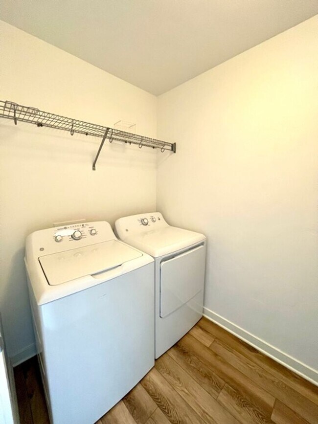 Building Photo - Newer home located in The Bridges community!