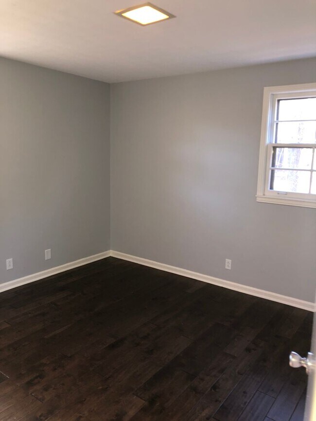 Building Photo - Charming single-level ranch home offers 4 bedrooms and 2 bathrooms in Brentwood