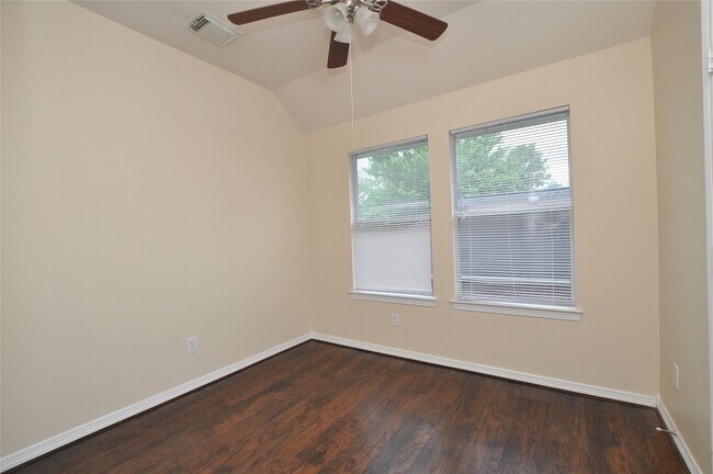 Building Photo - 9210 Hidden Lake E Dr