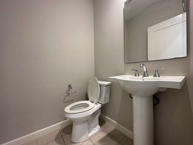 Building Photo - 4 BEDROOM HOME FOR LEASING IN Irvine