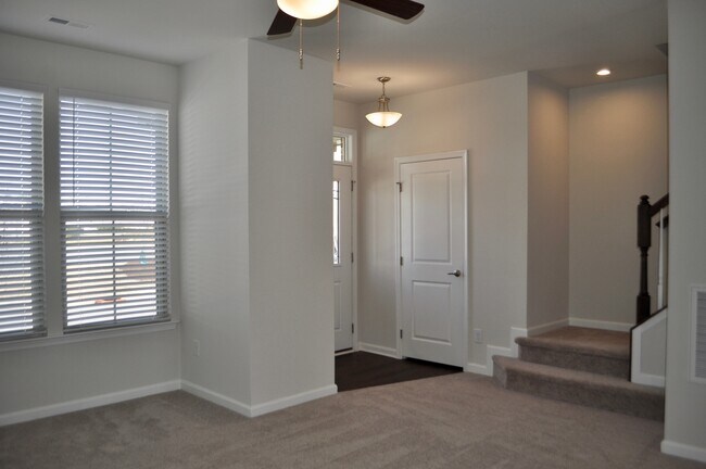 Building Photo - Beaver Creek Commons 3 Bed | 3.5 Bath Town...