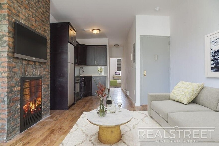 Building Photo - New 1 BED in East Williamsburg!