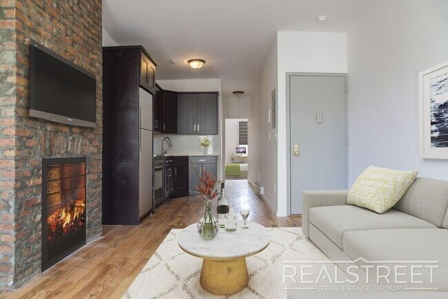 Building Photo - New 1 BED in East Williamsburg!