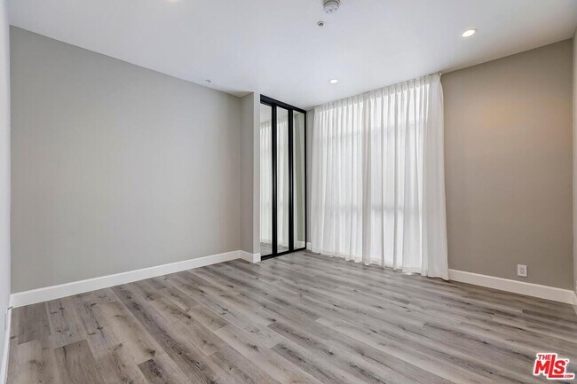 Building Photo - 323 N Palm Dr