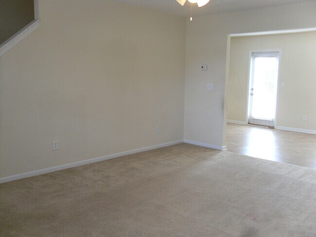 Building Photo - Beautiful 4bd/2.5bth home with an open lay...