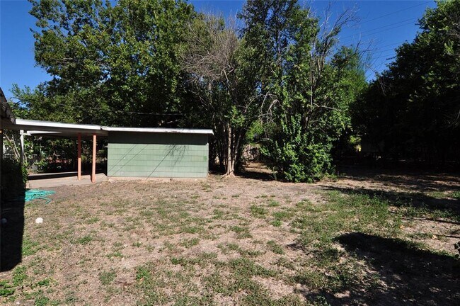 Building Photo - All appliances included! Great Location!