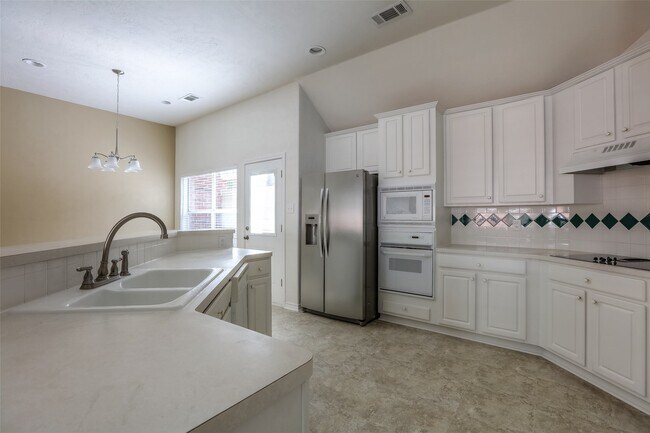 Building Photo - 131 Avonlea Dr