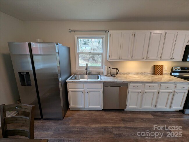 Building Photo - 25.5 Woodrow Ave