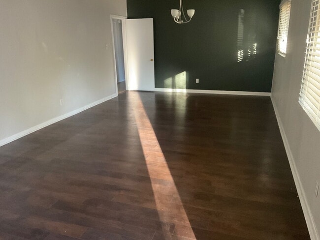 Building Photo - Beautiful 3 Bedroom Close to the Airport