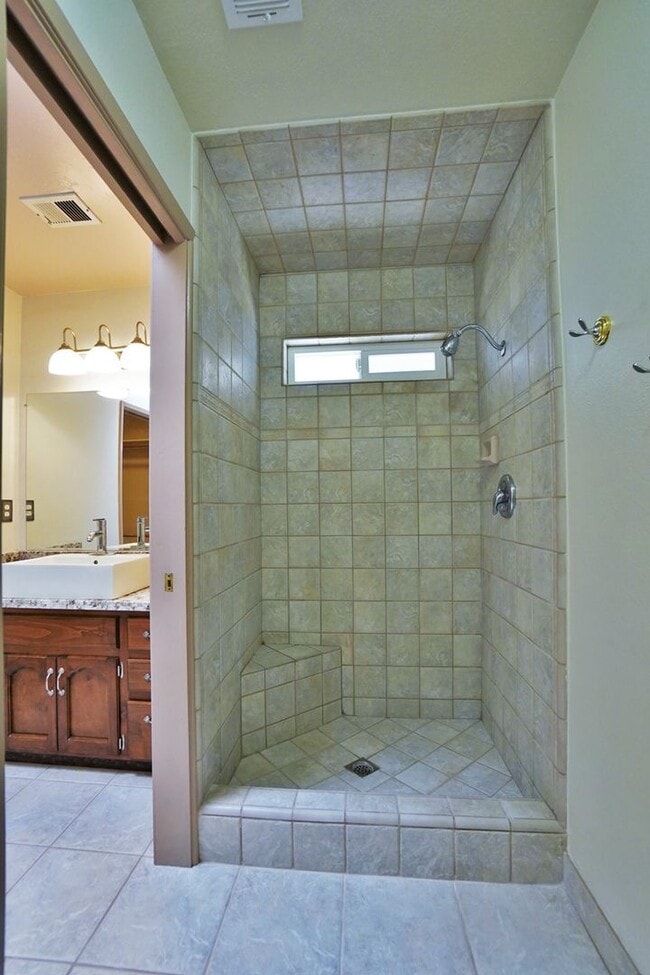 Building Photo - North Hanford 3 bedroom 2 bathroom