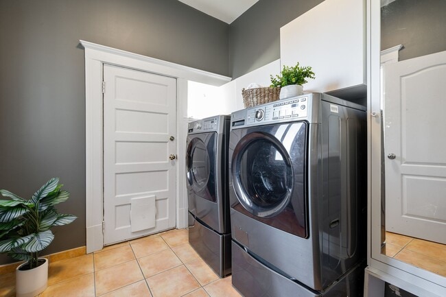 Building Photo - Bernal Heights: Remodeled Unfurnished Top Floor Condo w/ Garage Parking & Shared Yard