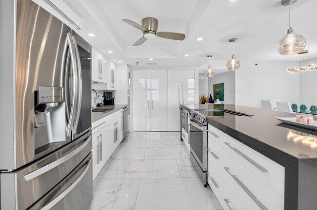 Building Photo - 3115 S Ocean Blvd