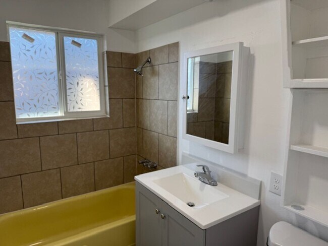 Building Photo - 624 Berrydale Ave