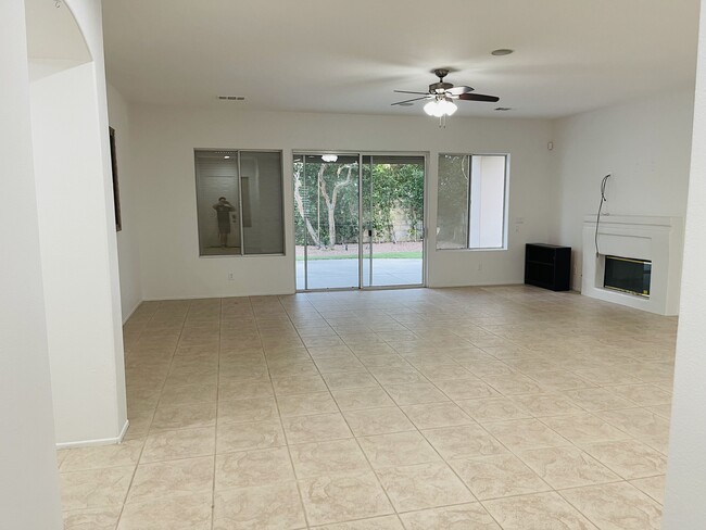 Building Photo - 43468 Amaryllis Way