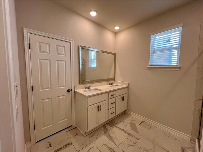 Building Photo - 2907 Salvidar Bend