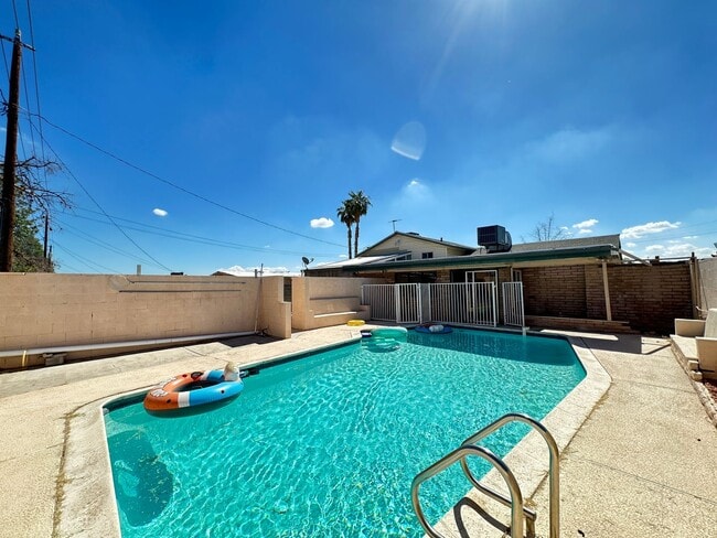 Building Photo - CHARLESTON HEIGHTS