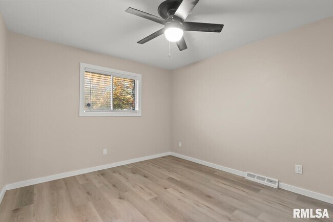 Building Photo - 1900 E Knox St