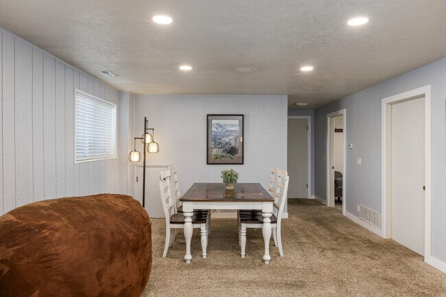 Building Photo - 1416 E Hollow Dale Dr