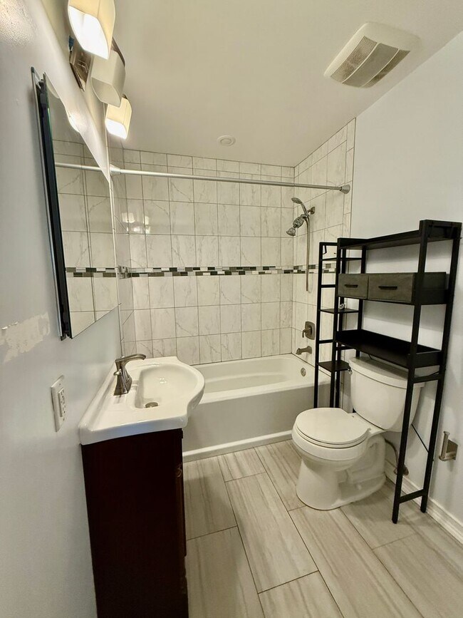 Building Photo - Euclid/Woodlawn Roommate Dream 4/3 home