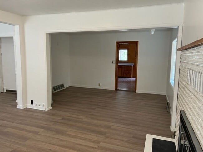 Building Photo - Centrally Located 2 Bed With Washer/Dryer Hookups