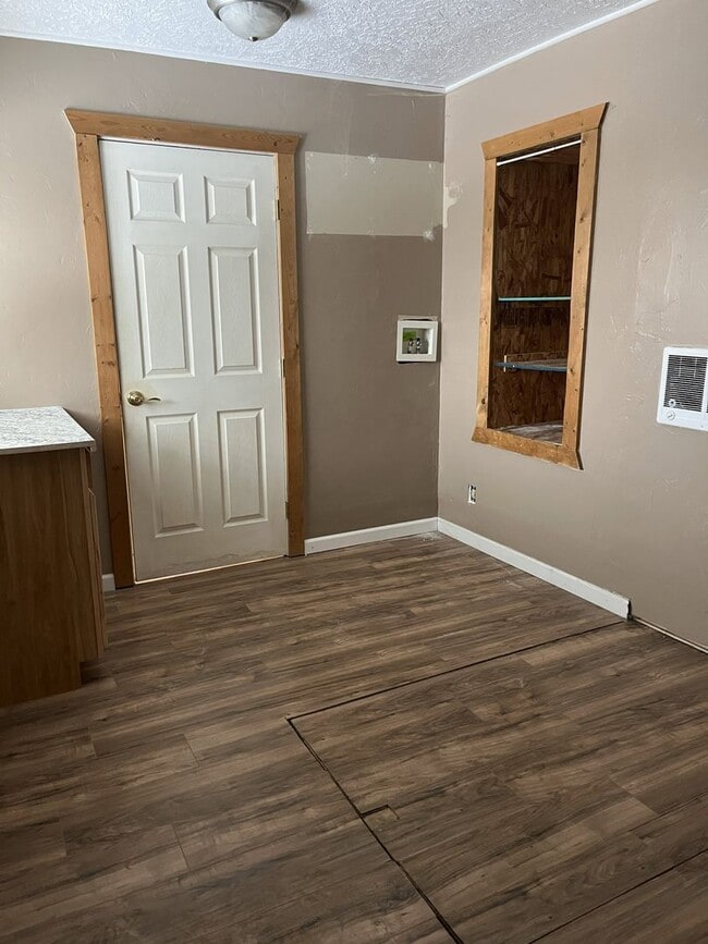 Building Photo - Cute 1 Bed 1 Bath Home with Attached Garage