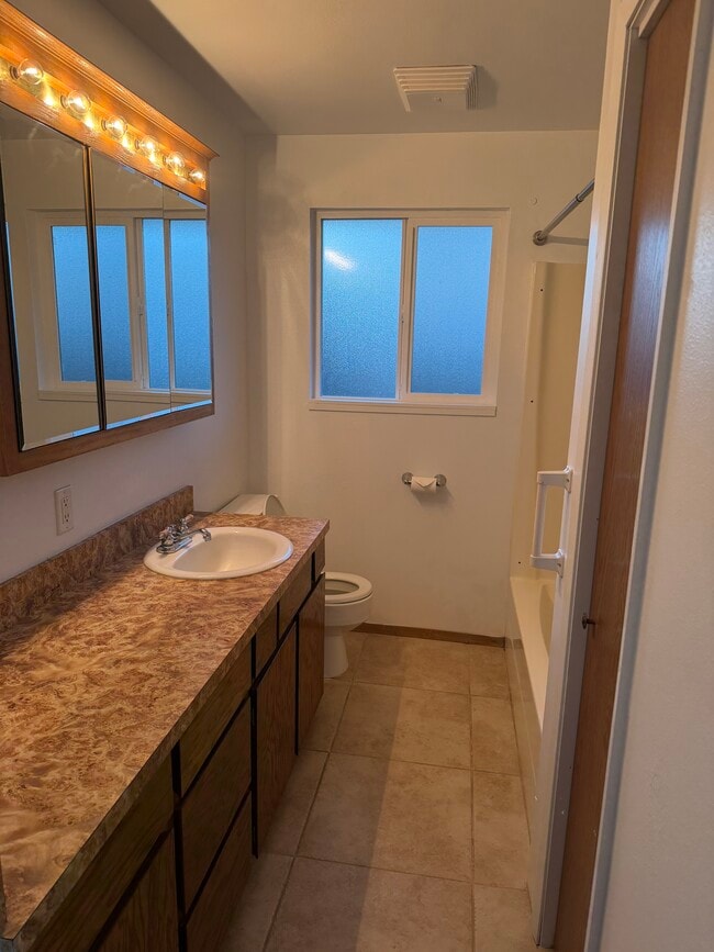 Building Photo - 807 Poplar St