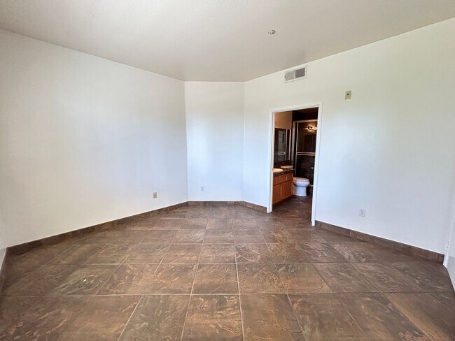 Building Photo - Beautiful 2 Bed 2 Bath Tustin Ranch Condo With Golf Course Views!