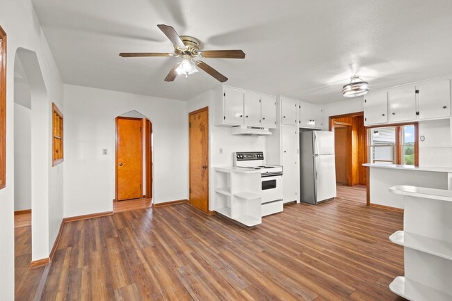 Building Photo - BEAUTIFUL remodeled home with your own vie...