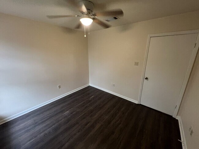 Building Photo - Brightside View