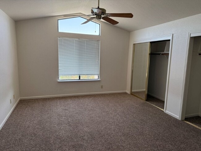 Building Photo - Modern 4 Bedroom 3 Car Garage Dixon *Star ...