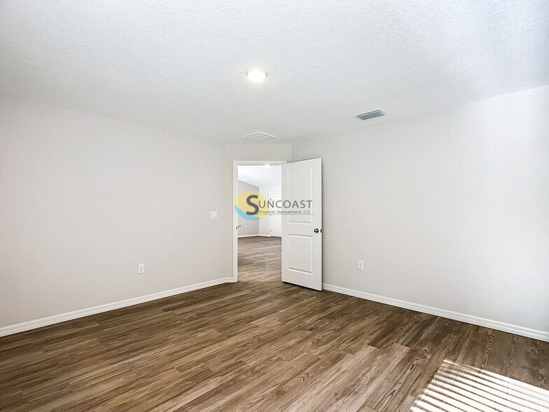 Building Photo - 587 Marion Oaks Pass