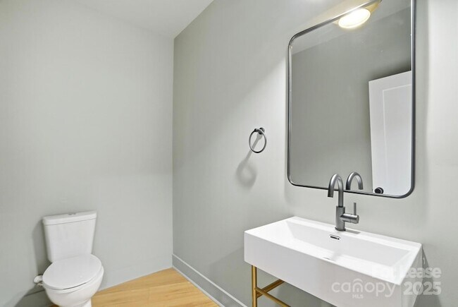 Building Photo - 1306 Carolyn Dr