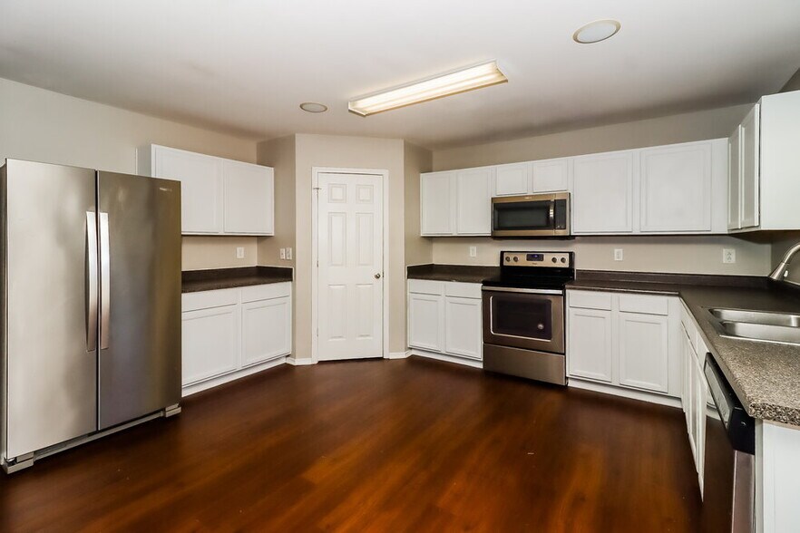 Building Photo - 941 Silverberry St