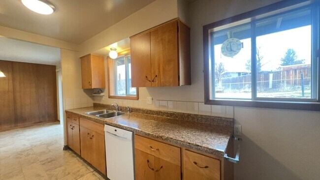 Building Photo - Charming 3BR/2.5BA Home with Fenced Yard in NE Madras