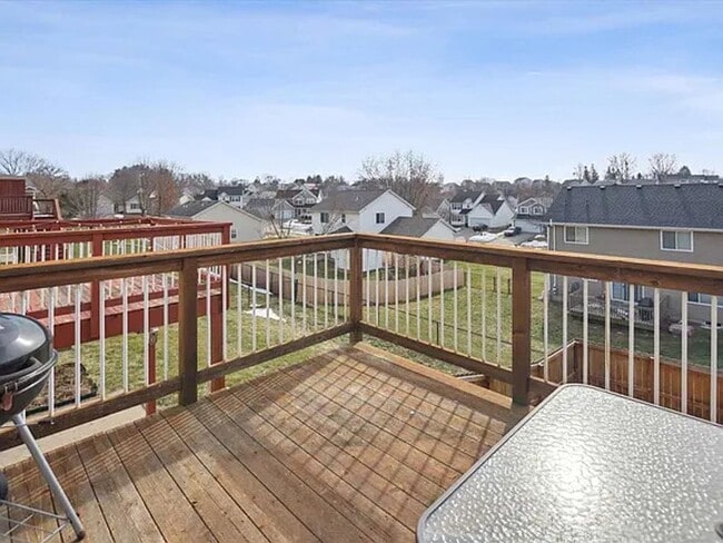 Building Photo - Coralville 4 Bedroom 4 Bath 3 Level Town H...