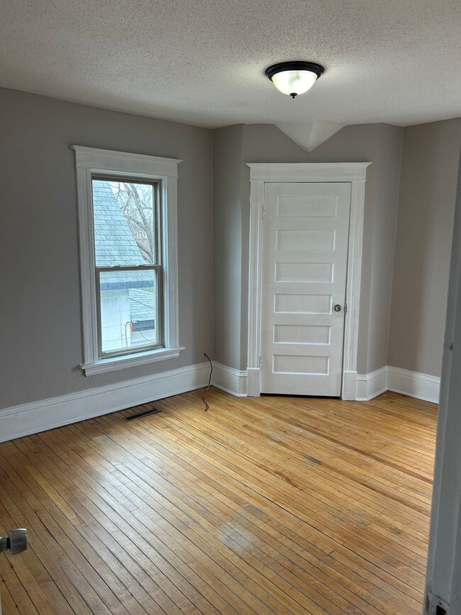 Building Photo - Beautiful 5b/2b in South Minneapolis!