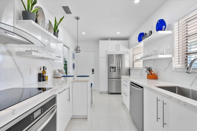 Building Photo - 440 N Rainbow Dr