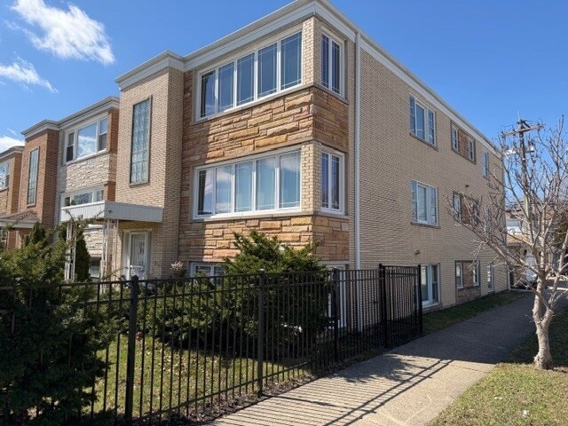 Building Photo - 5556 N Central Ave