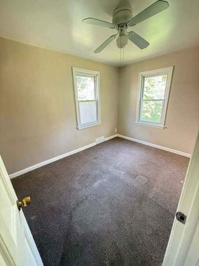 Building Photo - 3 BEDROOM HOME IN WARREN