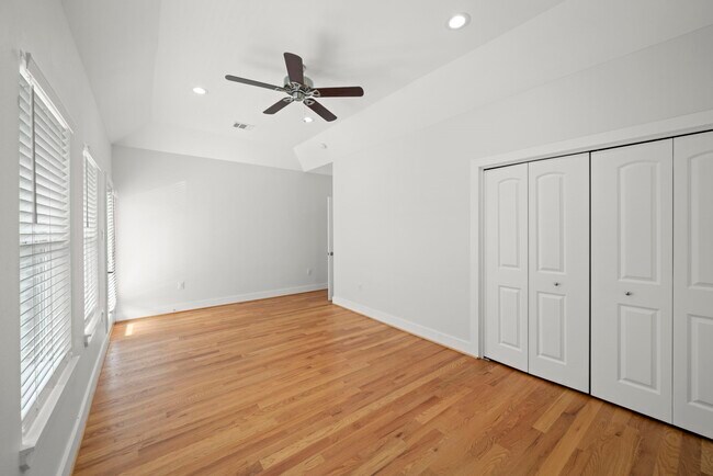 Building Photo - 206 Burr St