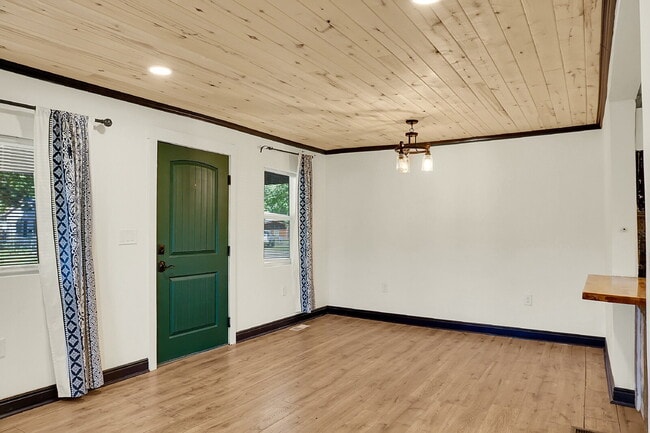 Building Photo - $1,495.00, 1-bed, 1-bath newly renovated l...