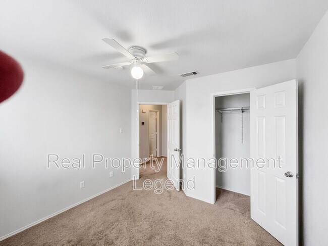 Building Photo - 3211 Roundtree Ln