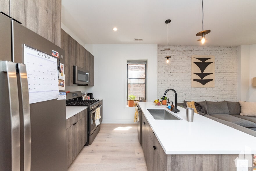 Building Photo - 1336 W Bryn Mawr Ave