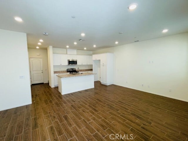 Building Photo - 30316 Town Square Dr
