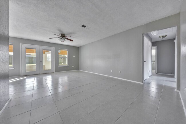 Building Photo - House For Rent