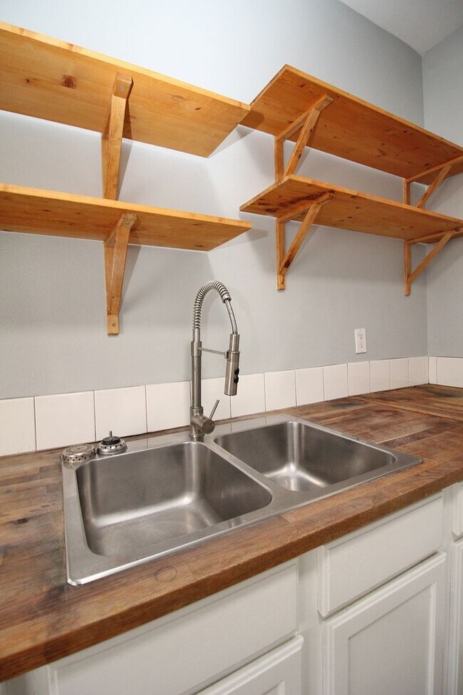 Building Photo - 4030-4030 NE Garfield Ave.