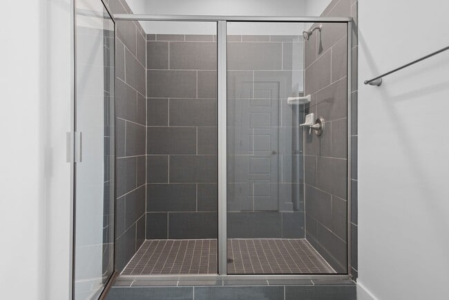 Building Photo - Beautifully Updated 3 Bedroom, 2.5 Bathroo...