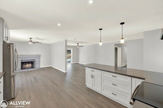 Building Photo - Newly Remodeled 4-Bedroom Gem with Spaciou...